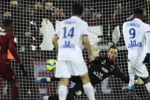 Grâce à un penalty tiré par Dembele juste avant la mi-temps, puis à un but d'Houssem Aouar en toute fin de rencontre, Lyon renoue avec la victoire.