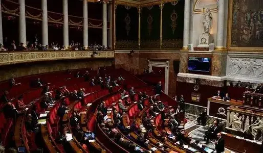 L'Assemblée nationale a adopté un amendement gouvernemental destiné à inscrire la notion de "niveau de vie digne" dans le texte.