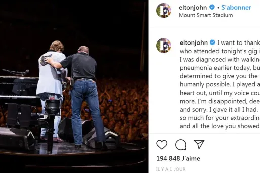 Elton John a quitté la scène accompagné par des membres de son équipe.