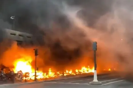Plusieurs scooters ont notamment été incendié.
