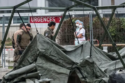 Le Grand Est fait face à un très grand nombre de cas de coronavirus. Un hôpital militaire est en train d'être monté à Mulhouse.