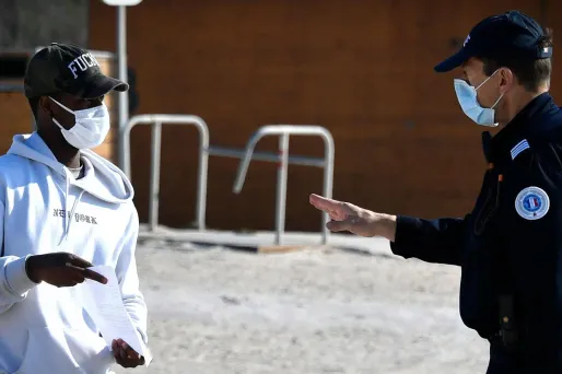 Coronavirus : les syndicats de police menacent de suspendre les contrôles faute de masques