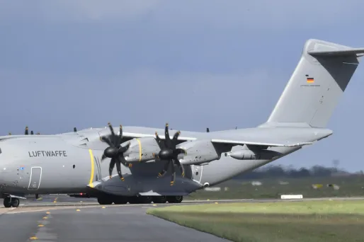 Un A400M de l'armée allemande a atterri vers 12h20 sur l'aéroport de Strasbourg pour évacuer deux malades du coronavirus vers un hôpital de Ulm.