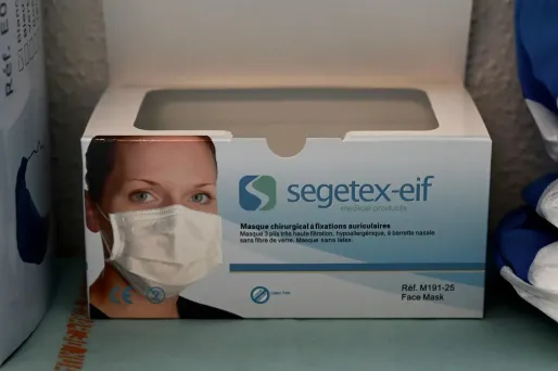La pharmacienne revendait à des particuliers des masques chirurgicaux.