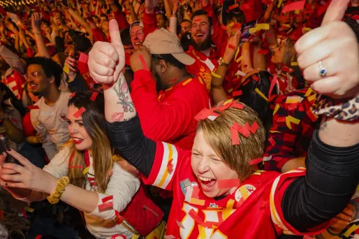 Des fans célèbrent la victoire des Kansas City Chiefs lors du Super Bowl.