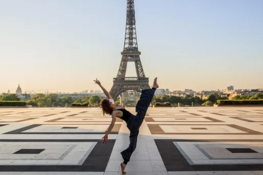 Yara al-Hasbani a posé devant des monuments parisiens.