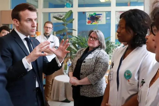 Coronavirus : "Nous sommes au tout début de cette épidémie" en France, souligne Emmanuel Macron