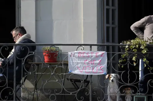 Une auditrice de "Hondelatte raconte" a lancé "le pari un peu fou" de trouver une chanson que les Français puissent chanter à leur fenêtre pour afficher leur solidarité.