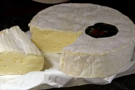 Le camembert AOP demeure au lait cru.