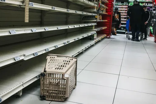 Des supermarchés parisiens affichent désormais des rayons à trous, voire vides.