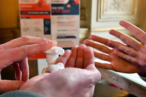 Il est notamment recommandé de se laver les mains, y compris au bureau de vote (photo d'illustration).