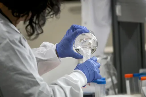 Les recherches de traitements contre le coronavirus débutent partout dans le monde.