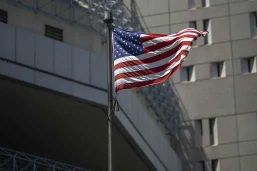 drapeau etats-unis devant prison Los Angeles