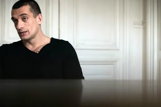 Violences lors du Réveillon : Pavlenski mis en examen et placé sous contrôle judiciaire