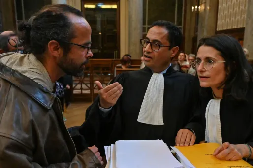 Cédric Herrou (à gauche), en compagnie de ses avocats lors de son procès en appel le 11 mars 2020 (Lyon)