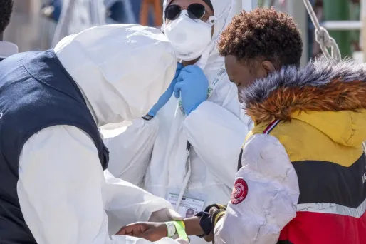 Environ 180 migrants ont été placés en quarantaine sur un ferry amarré face au port de Palerme.