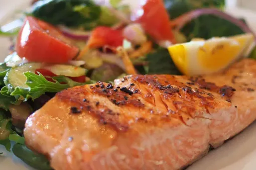 Les spécialistes recommandent de continuer à manger à heure fixe, malgré des journées parfois bouleversées par le confinement (photo d'illustration).