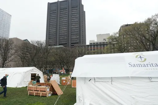 A New-York, un hôpital de campagne a été installé dans Central Park pour accueillir des patients atteints du Covid-19