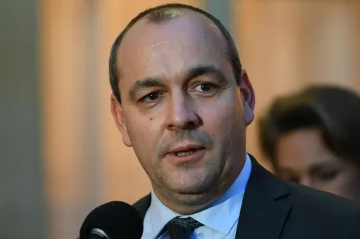 "C'est totalement indécent. Aujourd'hui, les travailleurs, comme tout le monde, sont en train de payer le coût de cette crise", a estimé Laurent Berger.