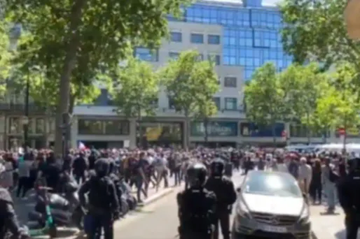 Des manifestants ont réclamé des mesures pour les sans-papiers, samedi, sur le boulevard de la Madeleine.