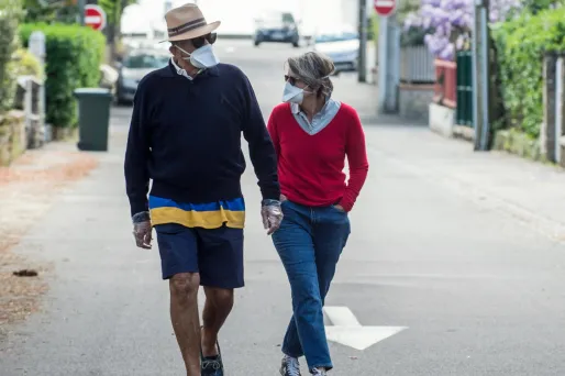 confinement france couple coronavirus