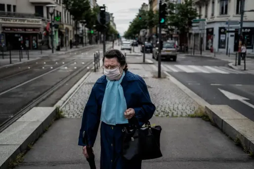 Aujourd'hui, ne pas porter de masque dans la rue, c'est prendre le risque de subir des regards étonnés, parfois suspicieux.