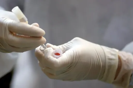 Les quatre salariés contaminés faisaient partie d'un premier groupe de 261 employés testés samedi par un laboratoire agréé.