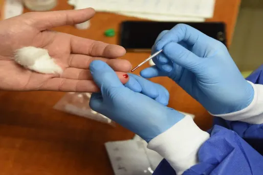 Les tests sérologiques sont pour le moments opérés par des professionnels.