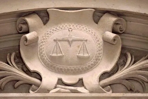 Deux hommes opposés au déploiement de la 5G sont suspectés d'avoir incendié une antenne-relais dans le Jura.