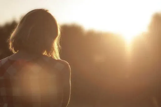 Le confinement peut être difficile à vivre pour les célibataires.