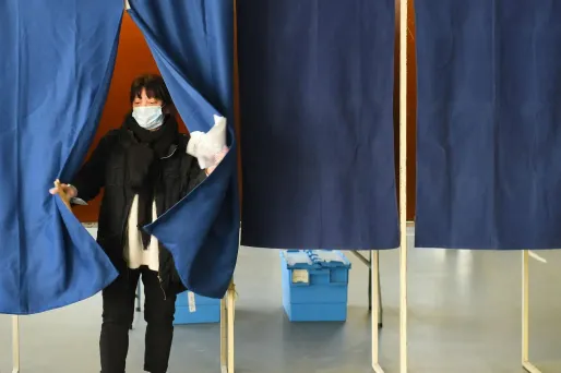 Des masques seront fournis aux électeurs n'en ayant pas lors du second tour prévu le 28 juin, a annoncé dimanche Christophe Castaner.