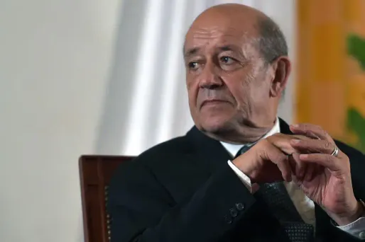 Assailli de questions sur la situation des Français bloqués en Algérie et au Maroc, Jean-Yves Le Drian a concédé des "difficultés" mais a aussi pointé les réglementations très strictes qui compliquent les rapatriements depuis ces pays.