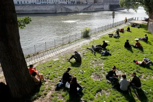 Les premiers jours de déconfinement ont un peu redonné le sourire aux Français, mais la crainte d'une contamination reste très vivace au sein de la population. (Photo d'illustration)