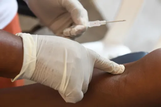 le président de l'Établissement français du sang, François Toujas, se veut rassurant sur l'absence de risque à donner son sang