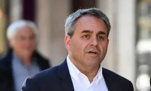 Xavier Bertrand veut inciter les entreprises à embaucher des jeunes en CDI.