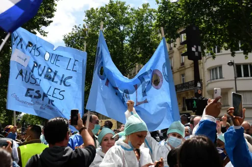 Les soignants se mobilisent à nouveau, trois mois après le début de la crise, pour demander une revalorisation salariale. Ici, à Paris.