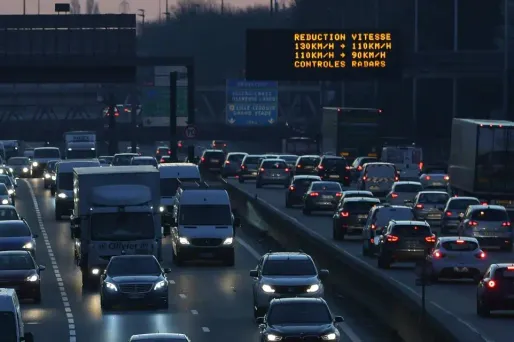 Seules les voitures munies d'une vignette "Crit'Air" de 0 à 2 seront autorisées à circuler jeudi dans l'agglomération parisienne.