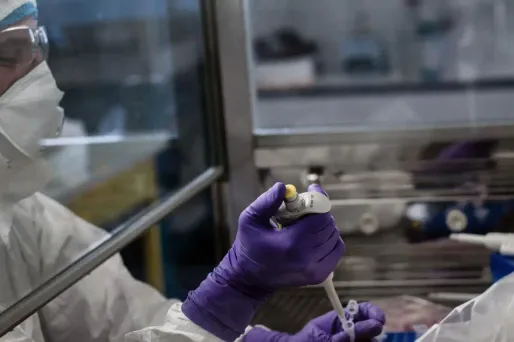 Ursula von der Leyen espère lever 7,5 milliards d'euros pour la recherche d'un vaccin et de traitements contre le nouveau coronavirus.