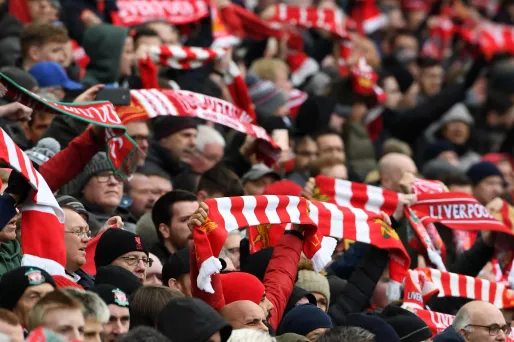 VIDÉO - Des centaines de supporters de Liverpool fêtent le titre à Anfield !