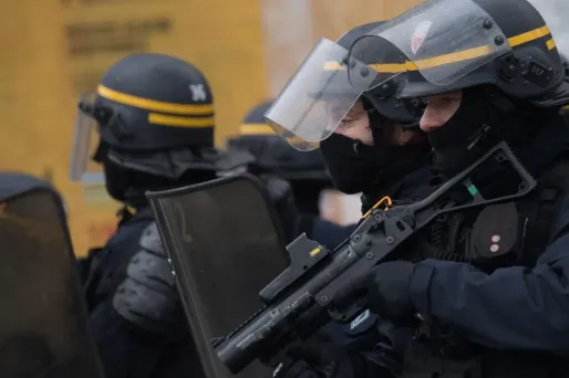 Les perquisitions menées vendredi matin aux Grésilles et mobilisant 140 CRS "visent à rechercher des armes, des munitions et des stupéfiants".