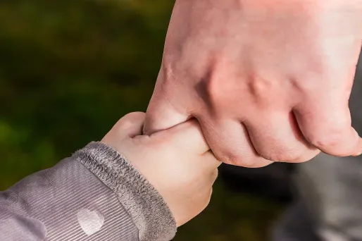 Adoption : un célibataire porte plainte pour "discrimination" à Paris