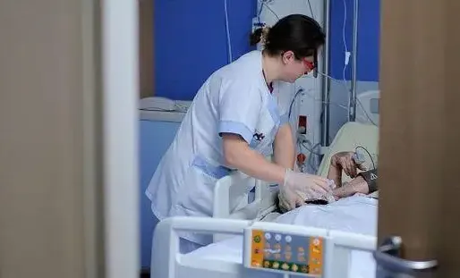 Coronavirus : 29.893 morts en France, le nombre de cas en réanimation poursuit sa baisse