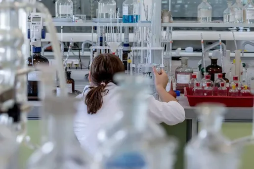 Dans une lettre ouverte publiée le 28 mai, des dizaines de scientifiques du monde entier soulignent que l'examen minutieux de l'étude du Lancet soulève "à la fois des inquiétudes liées à la méthodologie et à l'intégrité des données".