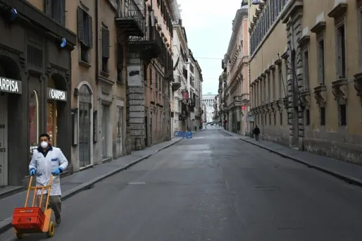 Face à la remontée des contaminations, l'Italie durcit ses mesures de protection sanitaire.