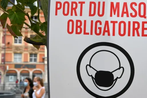 Le port du masque est rendu obligatoire dans certains lieux fréquentés de Lyon (photo d'illustration)