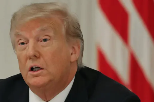 Donald Trump a annoncé dimanche soir l'autorisation en urgence de la transfusion du plasma sanguin de personnes guéries du coronavirus à des patients hospitalisés, un traitement déjà largement utilisé aux Etats-Unis.