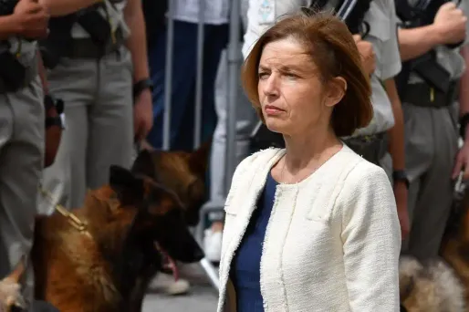 La ministre de la Défense Florence Parly est critiquée après son passage devant la commission d'enquête sénatoriale sur le coronavirus.