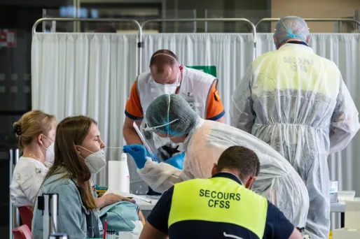En France métropolitaine, le nombre de nouveaux cas de Covid-19 augmente dans toutes les classes d'âge.