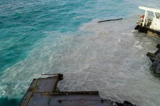 L'équipe de secours prévoit de remorquer les deux tiers avant de l'épave.