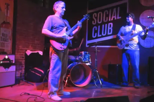 Jack Sherman, à gauche, a joué sur le premier album des Red Hot Chili Peppers avant de voler de ses propres ailes